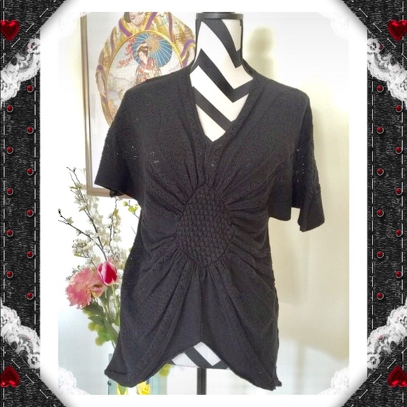 Super Cute Black Short Sleeve Knit Top - Picture 1 of 6